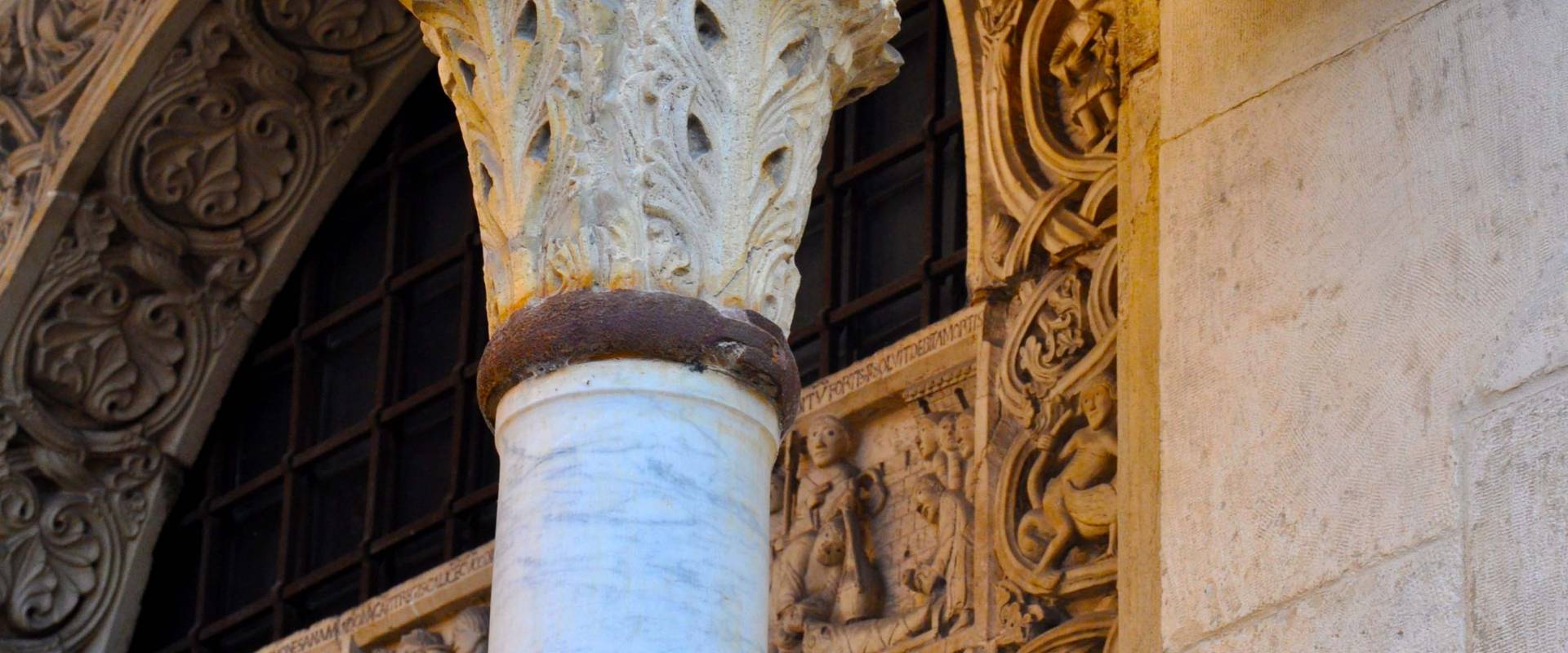 Capitello Duomo di Modena, e scorcio Porta dei Principi foto di Chiara Salazar Chiesa